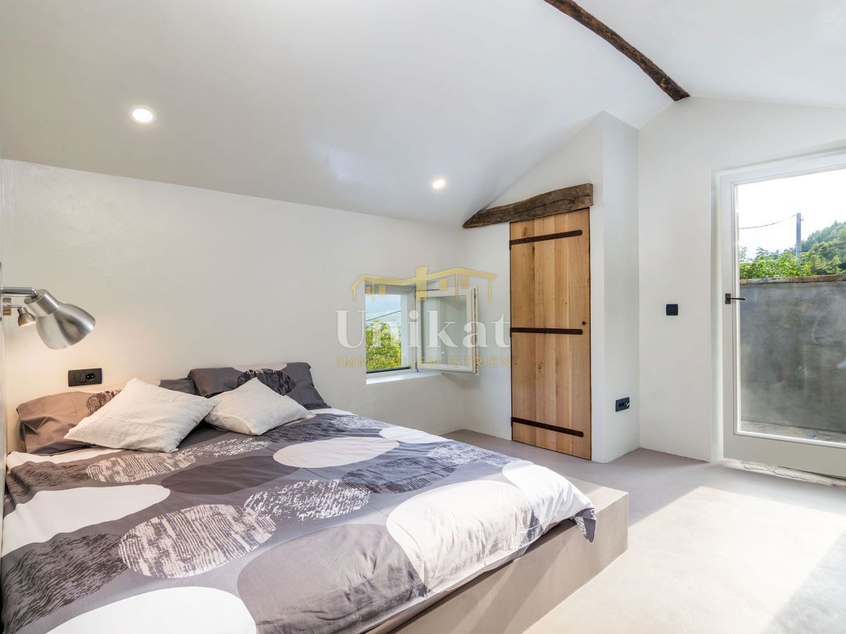 Kamena hiša z razgledom na naravo